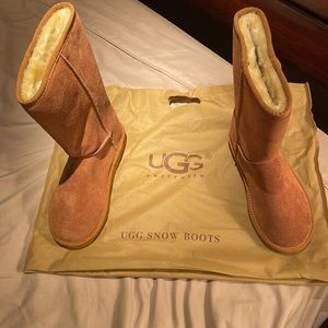 “UGG”suede w/shearling. Full disclosure, I bought these in China, five years ago